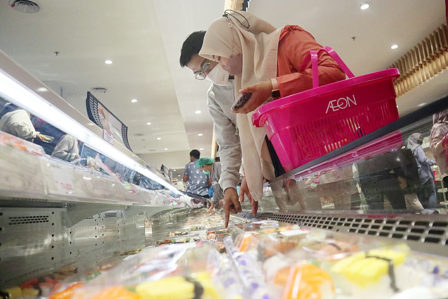 AEON buka supermarket terbesar di Alam Sutera Tangerang yang  dinamai AEON Store. Fasilitas yang disediakan juga lengkap.