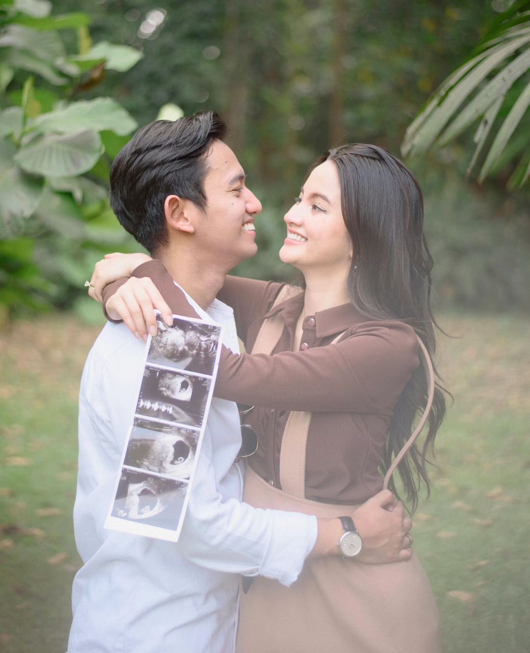 Kabar bahagia, pasangan Belva Devara dan Sabrina Anggraini mengumumkan kehamilan anak pertamanya. Yuk kita simak lengkapnya.