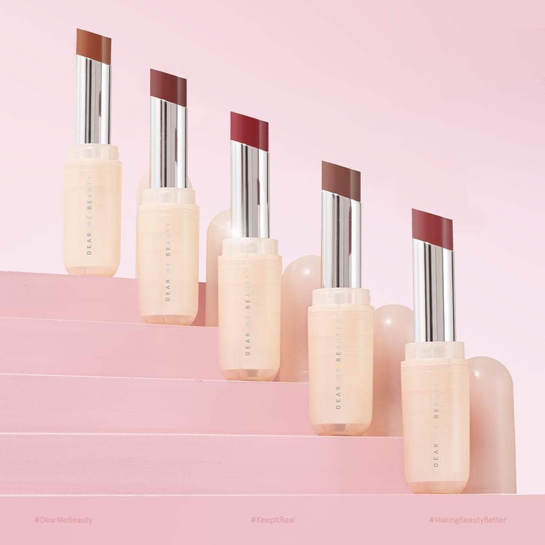 Ini rekomendasi lip balm yang cocok untuk pemilik bibir kering. Yaitu Dear Me Beauty Hypergloss Lip Balm. 