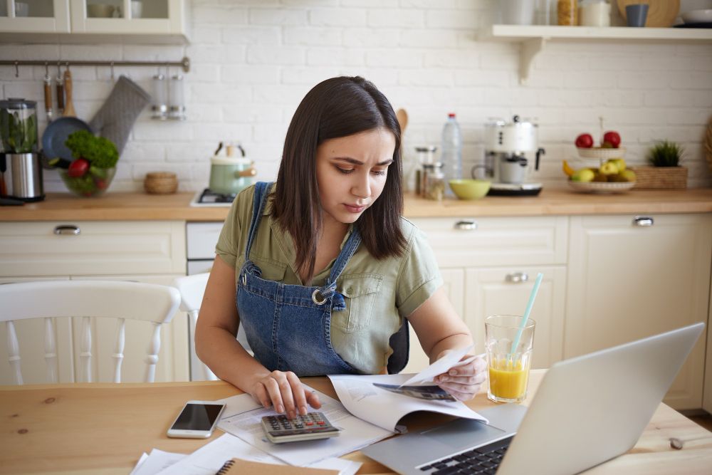 Siapa bilang hidup hemat bikin enggak bisa healing? Simak beberapa tips menerapkan frugal living ini, yuk, agar kamu tidak pelit pada diri sendiri.