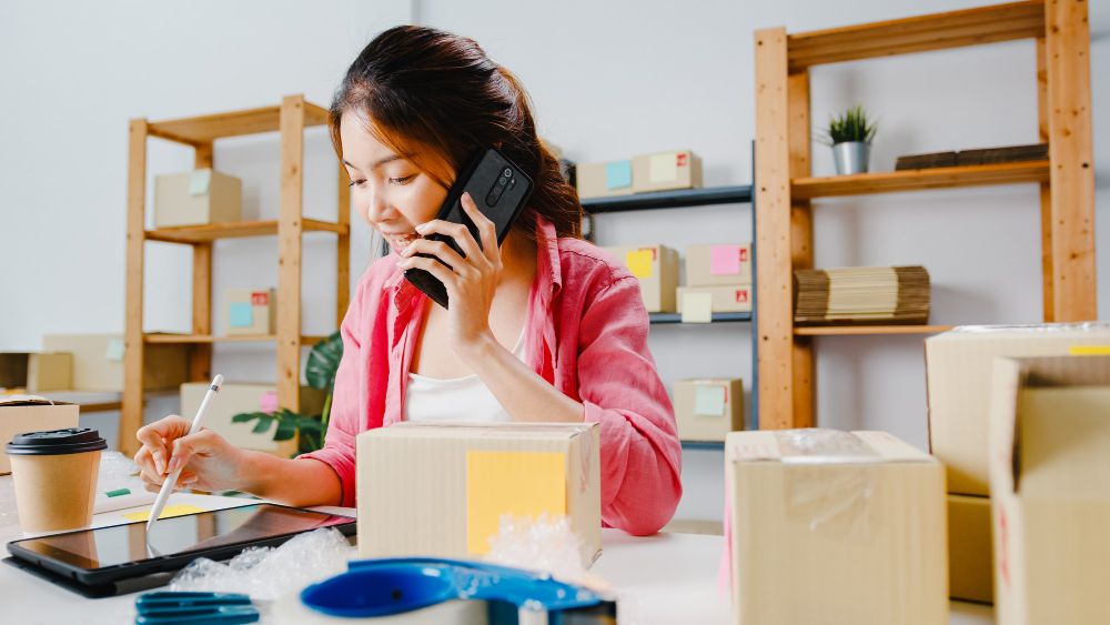 Mengenal beberapa jenis perusahaan jasa maklon yang ada di Indonesia untuk bantu produksi barang. Ada industri kosmetik hingga konveksi!