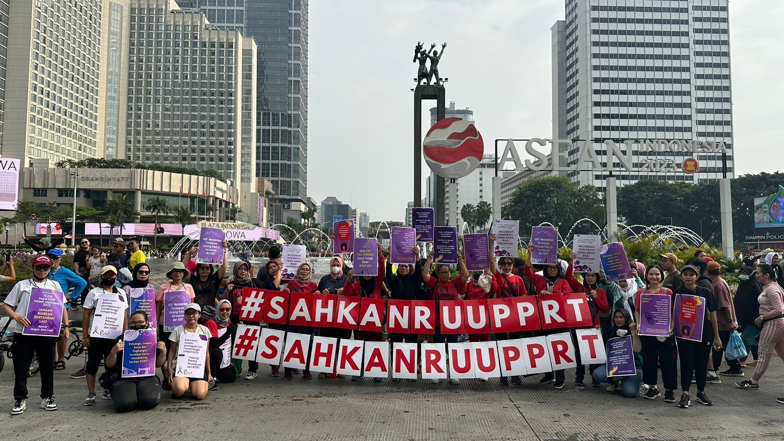 Aktivis perempuan, buruh, dan pekerja rumah tangga (PRT) gelar aksi olahraga bersama dalam Car Free Day Jakarta, Minggu, (24/9/2023) untuk stop KDRT.