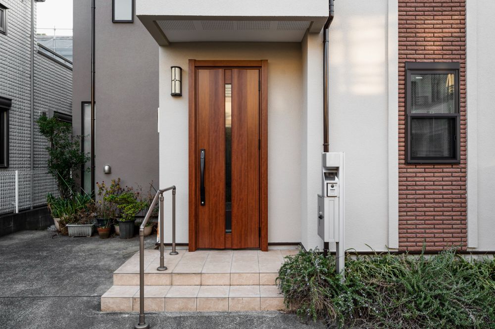 Berikut ini rekomendasi warna pintu depan rumah yang baik menurut ilmu feng shui. Apa saja warna tersebut?