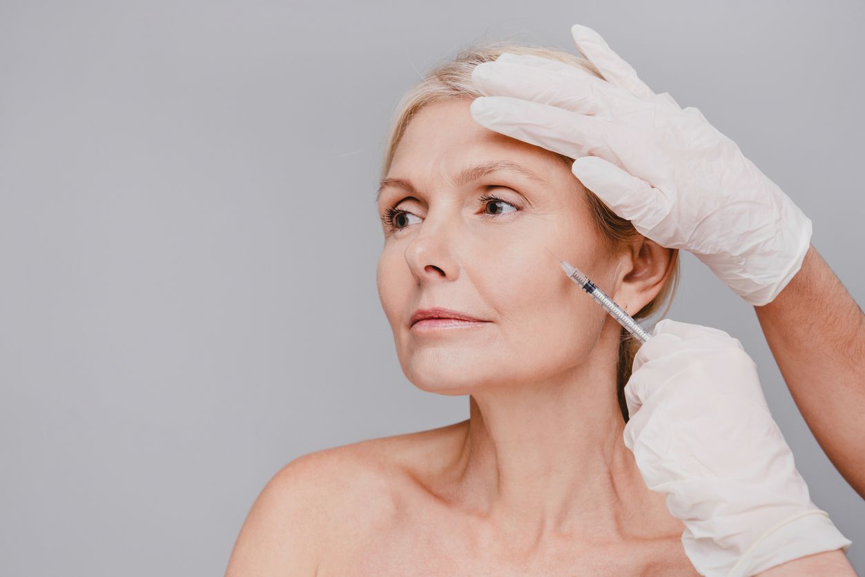 Dokter jelaskan bahwa treatment everglow collagen merupakan perawatan wajah dasar untuk perempuan usia 50-an.