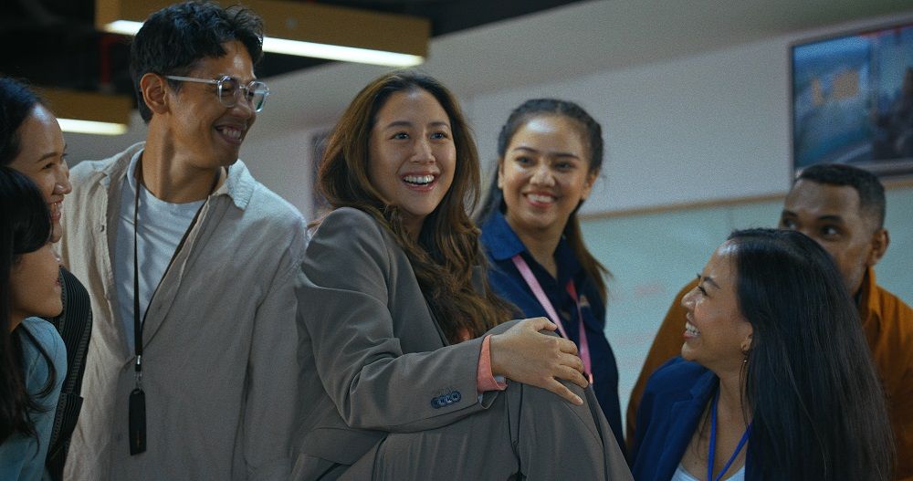 Alasan karakter perempuan Sherina dewasa jadi jurnalis televisi di film Petualangan Sherina 2 adalah karena melihat punya sifat berani dan ingin tahu.