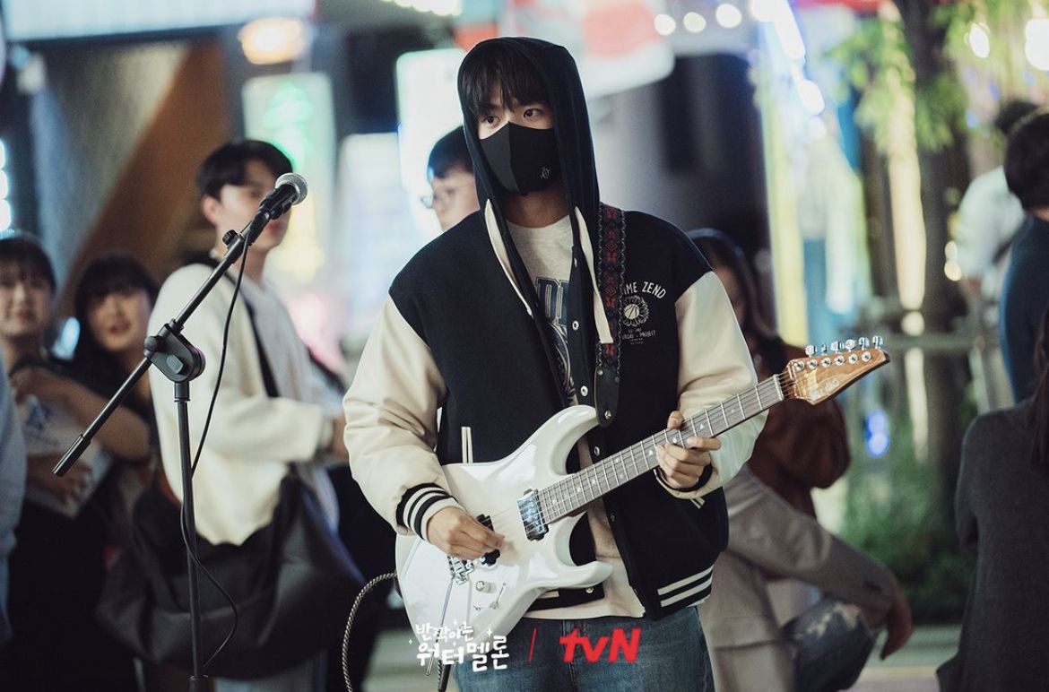 Deretan sinopsis drakor yang bertema drama romantis dan bercerita soal grup musik. Yuk simak apa saja