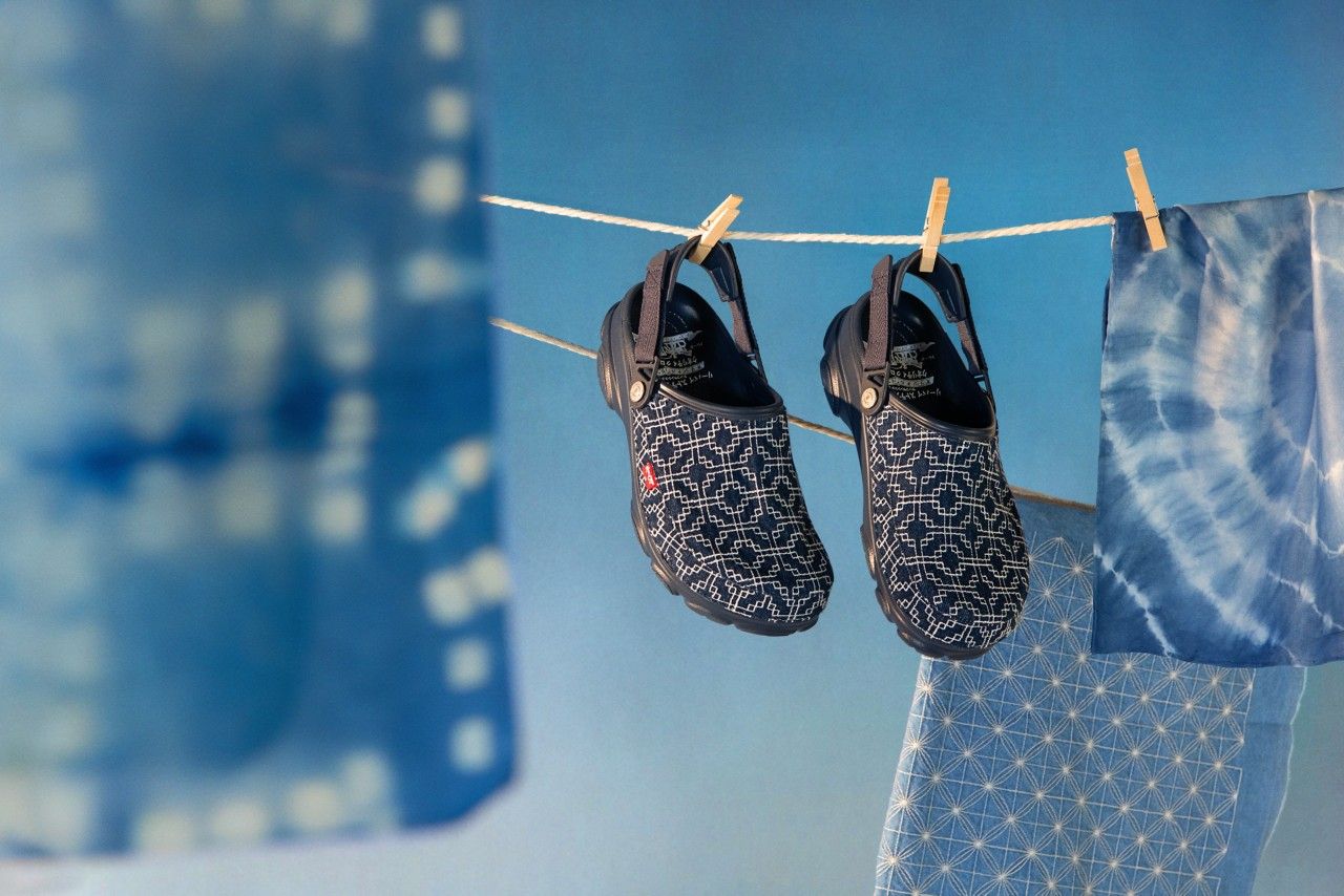 Sebagai bentuk perayaan jeans bersejarah 501, Levi's berkolaborasi dengan Crocs hadirkan koleksi sepatu unik berdesain otentik.