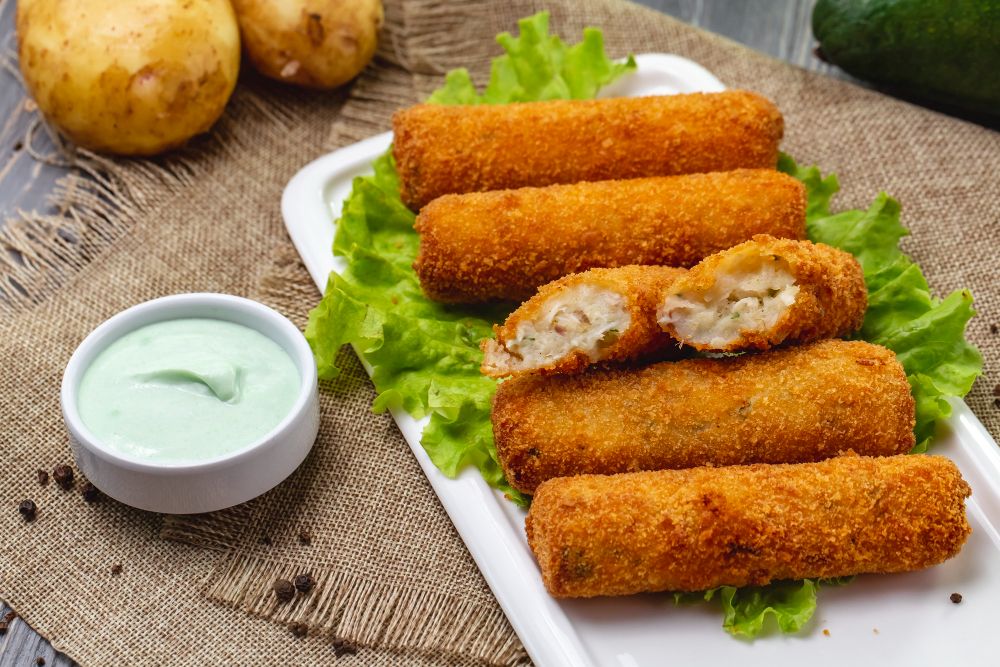Sosis solo menjadi camilan khas dan nikmat. Rupanya camilan satu ini bisa kamu buat di rumah lho. Begini caranya.