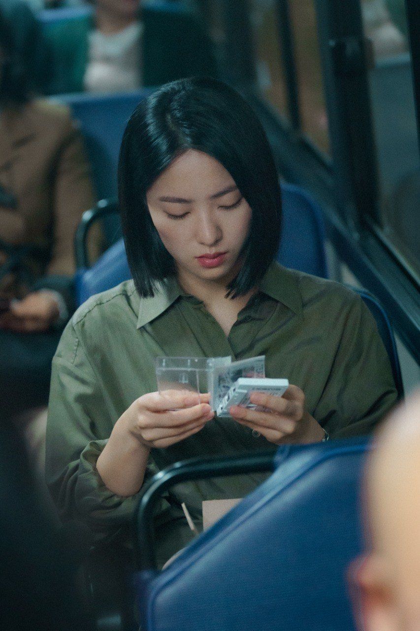 Sinopsis drakor A Time Called You menampilkan gaya Jeon Yeo Been yang modis dengan style ala 90-an. Ini rekomendasi bajunya.