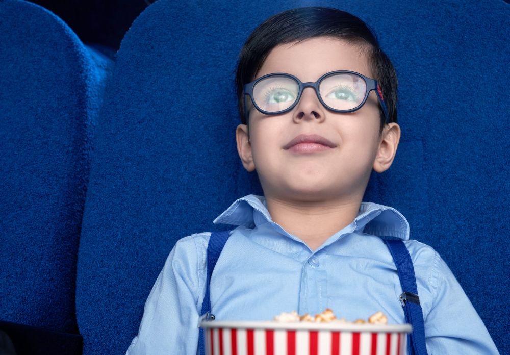 Mau ajak anak nonton film Petualangan Sherina 2 karena berlabel Semua Umur? Catat dulu usia aman anak boleh ke bioskop menurut psikolog!