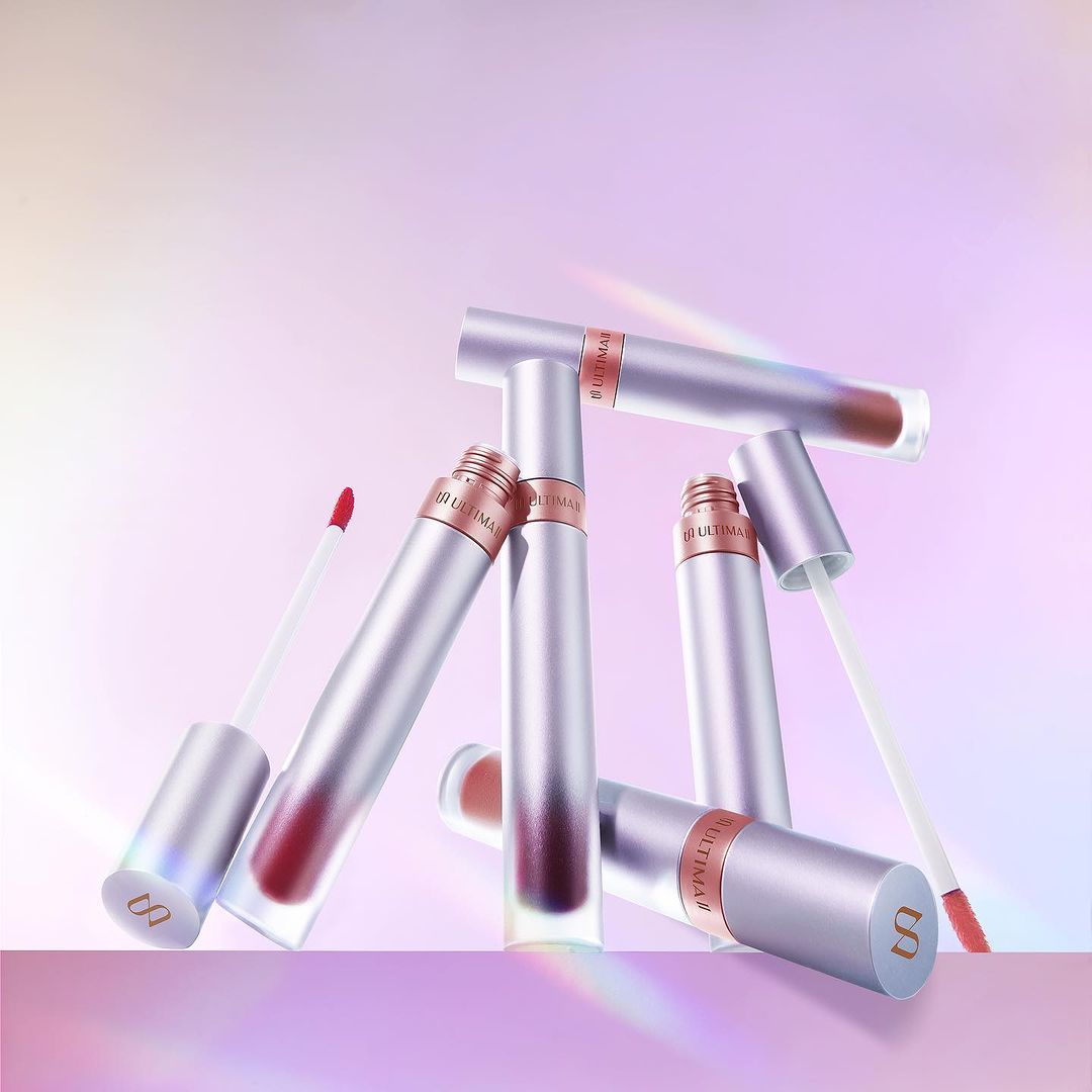 Ini rekomendasi lip tint dengan warna manis seperti dessert, yang juga bisa bikin lembap bibir. ULTIMA II Delicate Moisture Lip Tint.