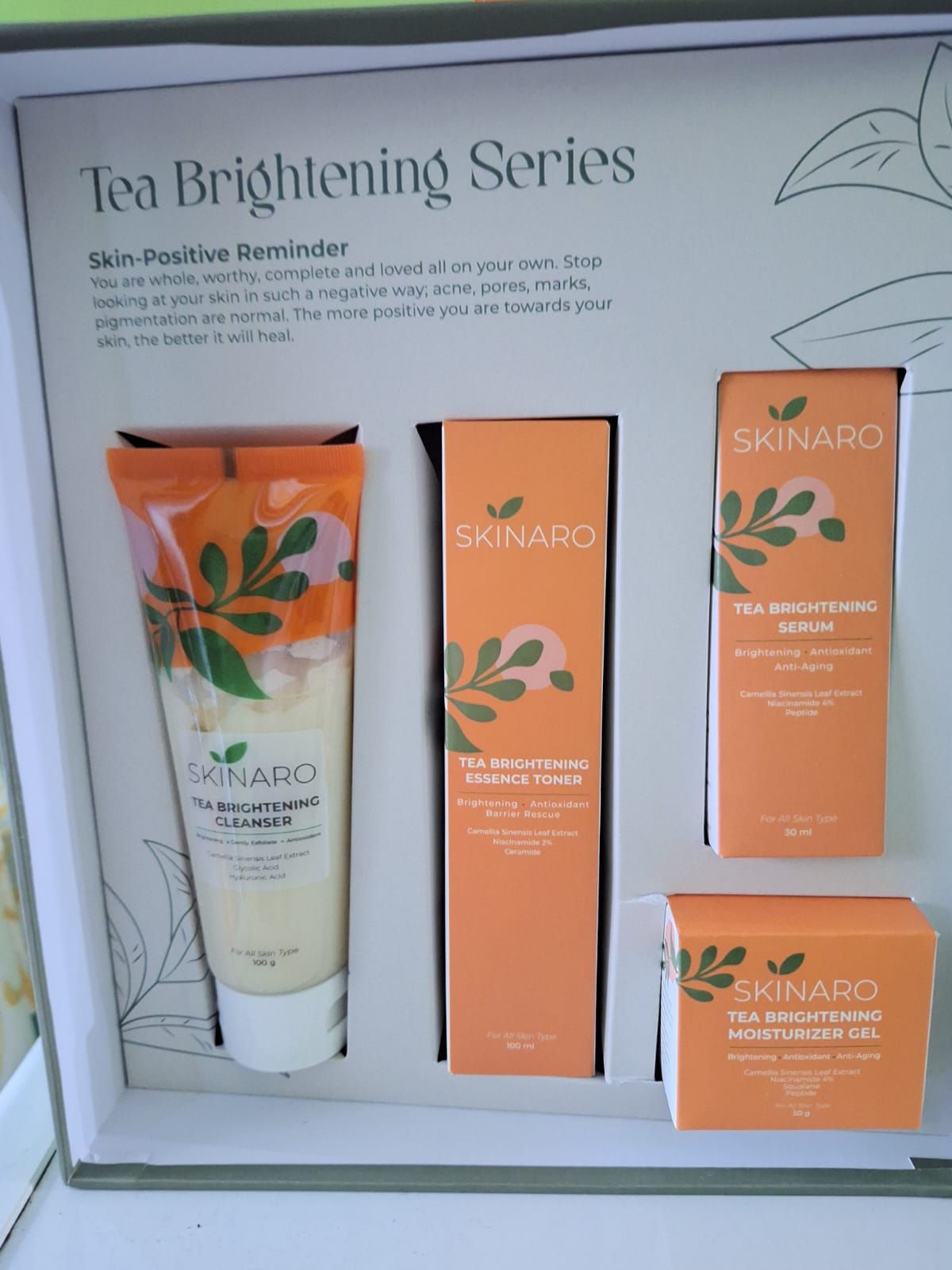 Ekstrak teh ternyata bermanfaat untuk mencerahkan kulit kusam. Ini rekomendasi skincare dari SKINARO yang mengandung ekstrak teh hitam.