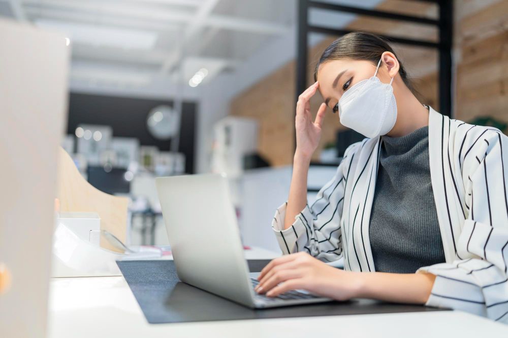 Punya rekan kerja toksik di kantor? Career Expert mengungkap cara menghadapi rekan kerja toksik yang mudah dilakukan!