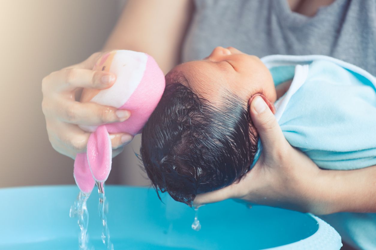 Orang tua harus tahu tips merawat rambut bayi, salah satunya dengan tidak memotong rambut sampai si kecil umur setahun