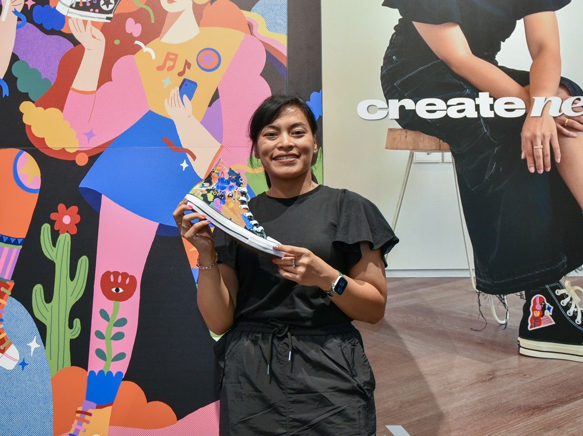 Converse Indonesia lakukan kolaborasi unik dengan seniman mural Diela Maharanie hadirkan koleksi penuh warna yang bisa dikostumisasi.