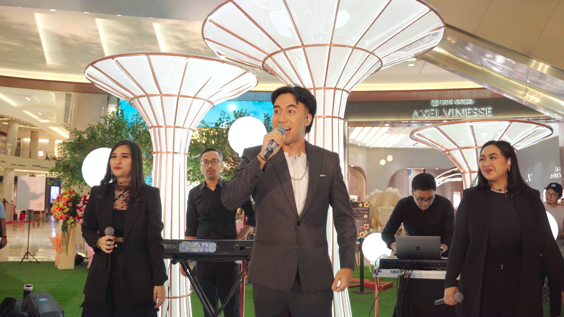 Perhiasan emas telah menjadi bagian tak terpisahkan dari gaya hidup masyarakat tapi juga investasi. Axel Vinesse buka toko pertamanya di Surabaya.