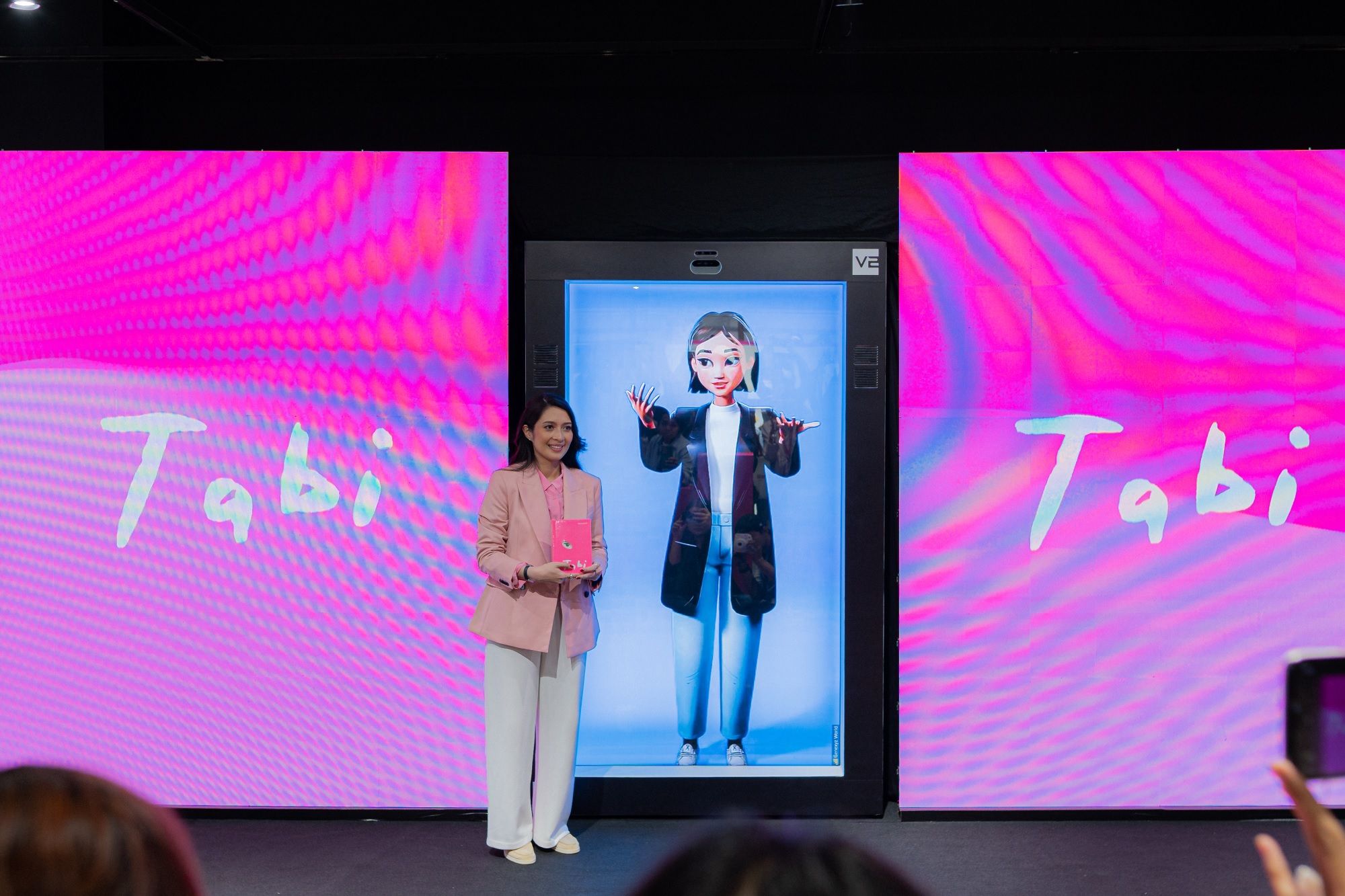 Marchella FP merilis karya terbaru berupa novel grafis sekaligus virtual influencer bernama TABI yang ajak perempuan berdamai dengan patah hati.