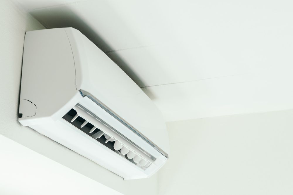 Kawan Puan, simak plus minus AC biasa versus portable sebelum memilih pendingin ruangan yang bisa jaga rumah tetap sejuk saat cuaca panas.
