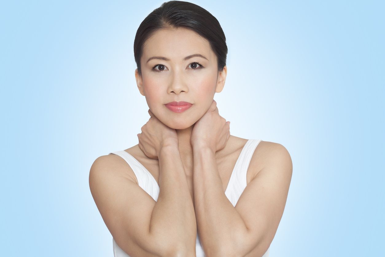 Berikut ini 6 tips makeup untuk perempuan 40an, mulai dari skin prep hingga menggunakan lip liner, simak selengkapnya.
