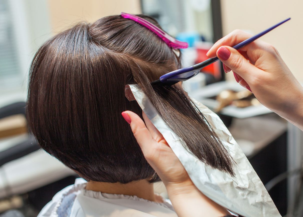 Hairstylist menjelaskan tren warna rambut 2024 yang sesuai dengan warna kulit, simak ulasan selengkapnya