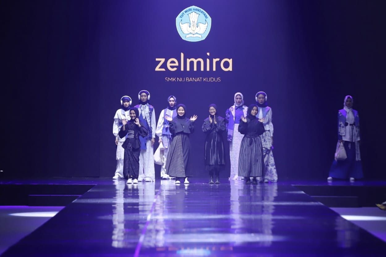 Di ajang Jakarta Muslim Fashion Week 2024, siswi SMK NU Banat Kudus pamer koleksi modest wear yang sustainable lewat label Zelmira.