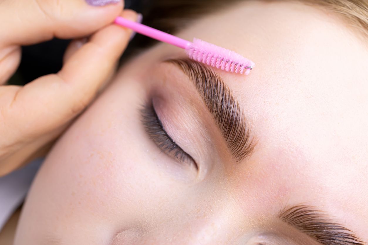 Berikut ini tips menggunakan eyebrow tattoo peel off tint yang viral di TikTok, mulai dari bersihkan hingga dikelupas