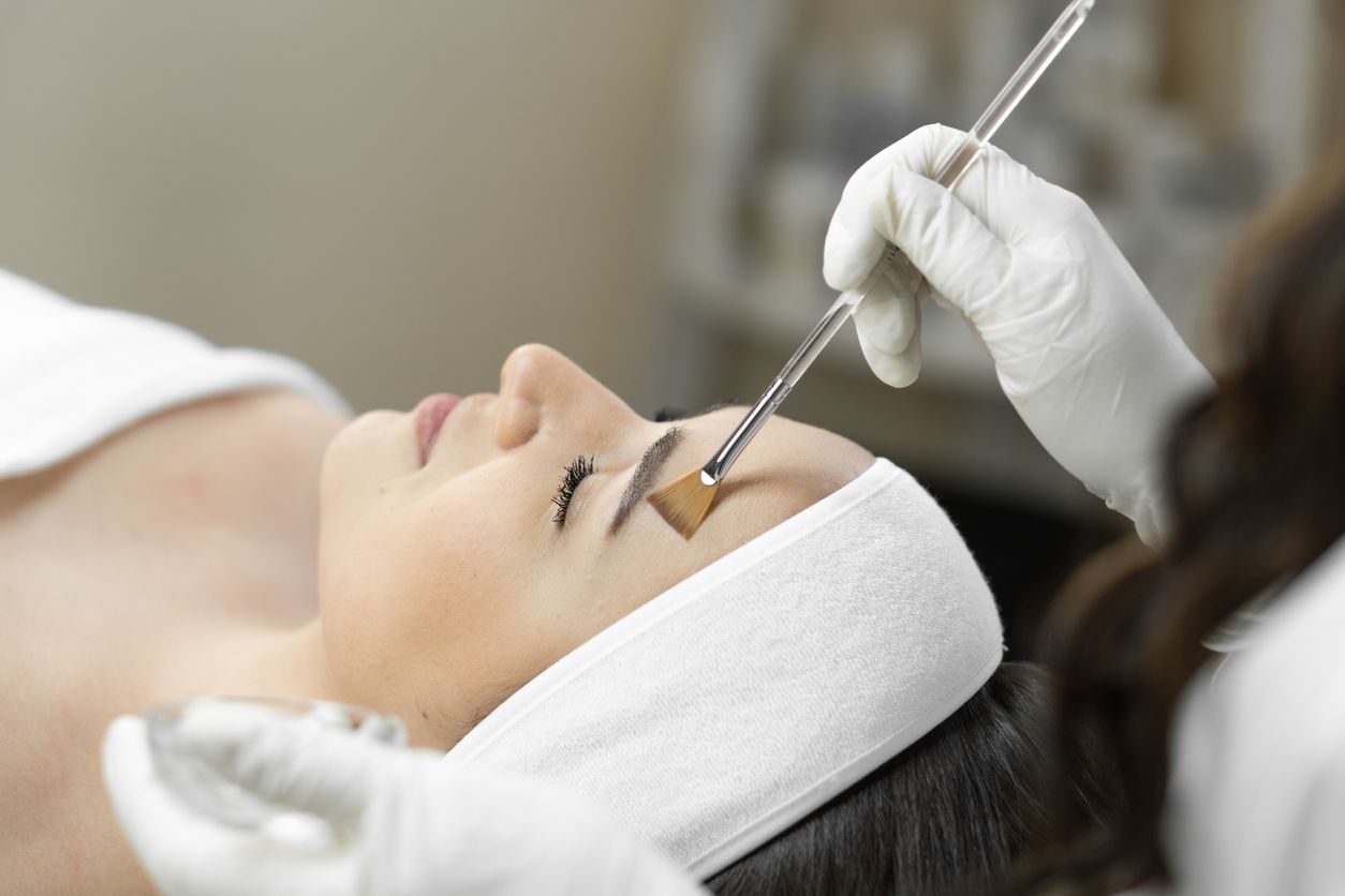 Berikut ini 3 tren perawatan 2024 untuk meratakakan tekstur kulit wajah, ada chemical peeling hingga laser resurfacing.