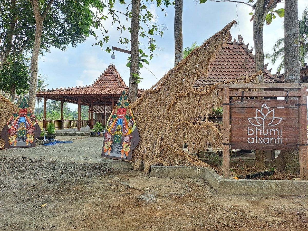 Bhumi Atsanti yang berlokasi di Bumi Segoro Magelang memberikan wadah untuk belajar budaya, termasuk membatik.