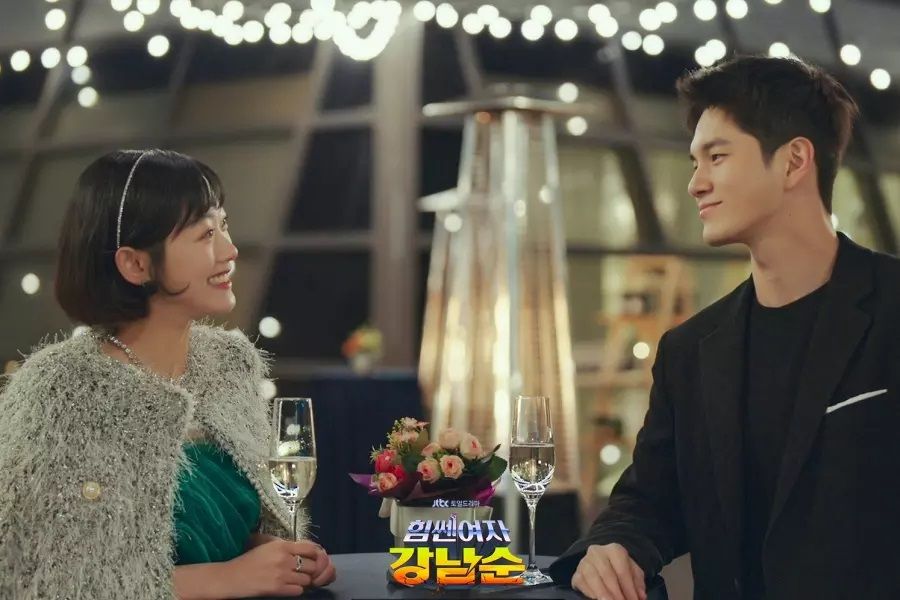 Intip preview drakor Strong Girl Nam Soon episode 7, menampilkan kehebohan perempuan tiga generasi keluarga Gang Nam Soon saat pesta pertemuan.