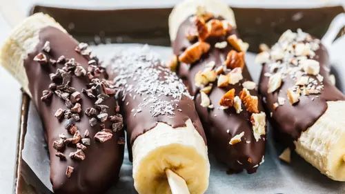 Begini mewujudkan ide usaha es kulkus yang terbuat dari buah beku dicelup saus cokelat dan disukai berbagai kalangan.