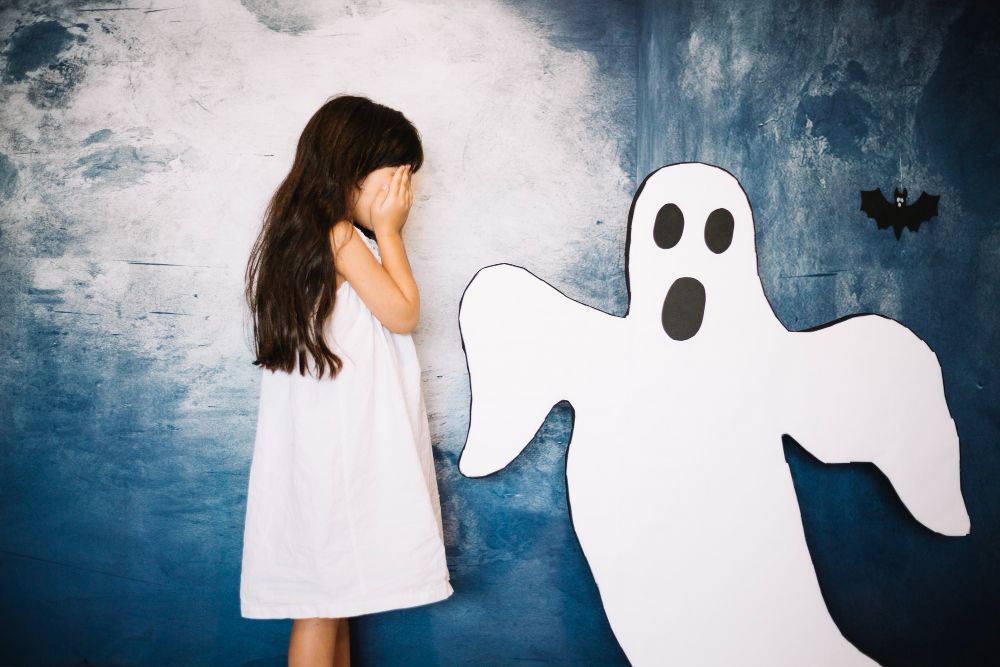 Beberapa tanda atau red flag ketakutan anak terhadap hantu membutuhkan bantuan lebih dan cara mengatasinya.