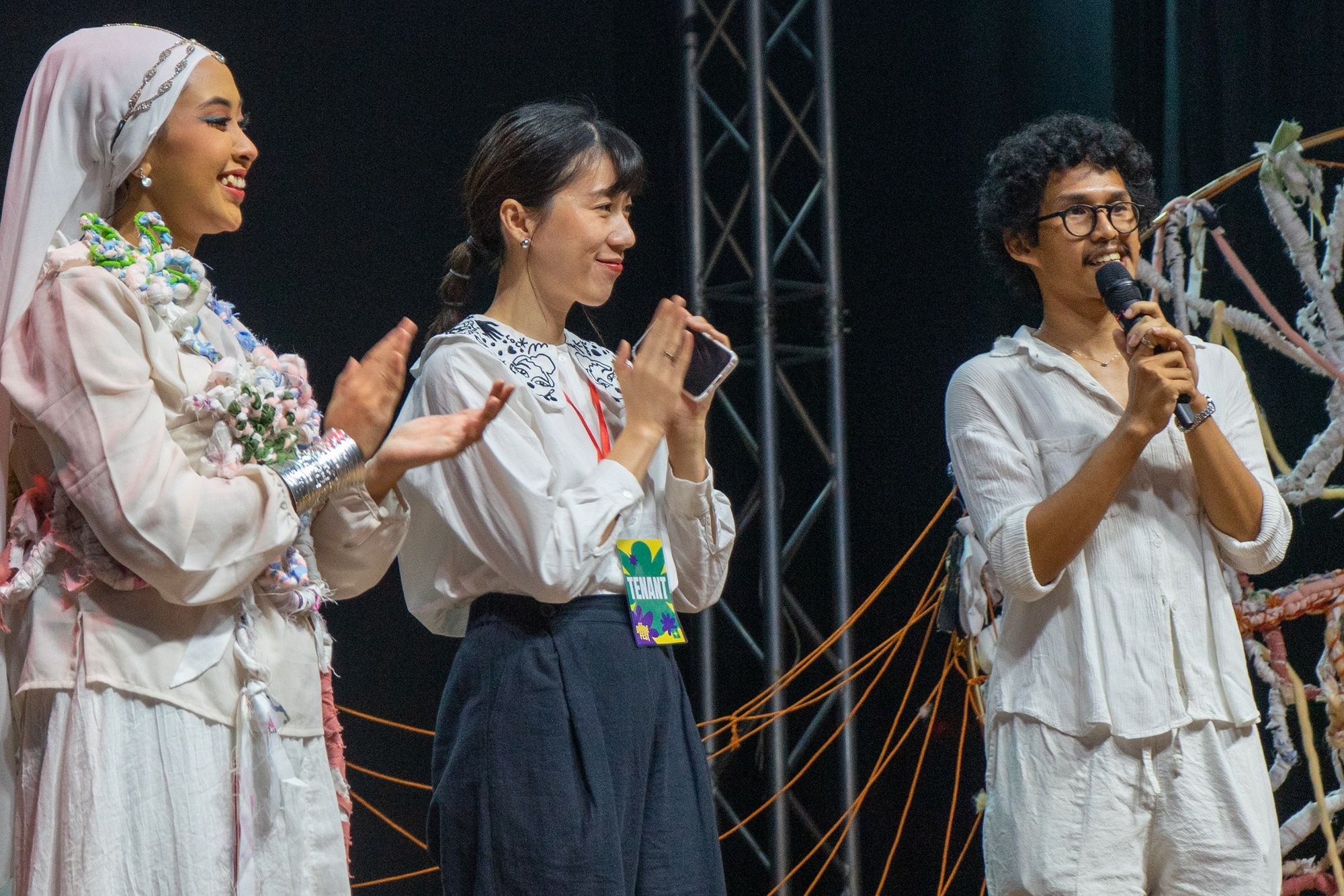 Kathrin Honesta dan Teater Tuturupa hadirkan pertunjukan Sweater yang berasal dari karya ilustrasi bersama Shadow Stories di Jakarta Doodle Fest 2023.
