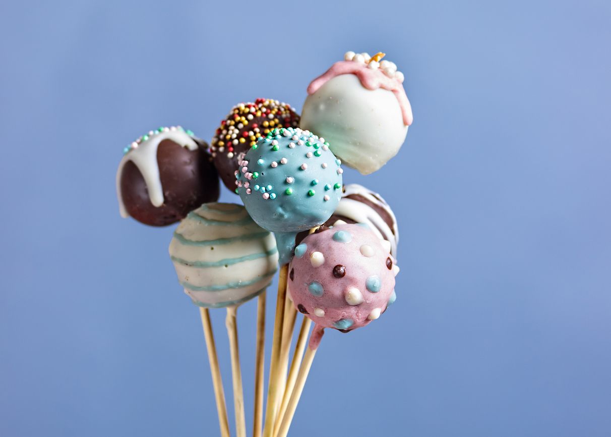 Berikut ini 3 tips membuat cake pop, snack ringan untuk bekal anak sekolah, pastinya si kecil doyan banget,