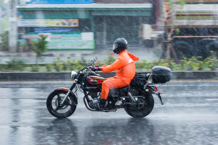 Memasuki musim hujan, berikut ini beberapa rekomendasi jas hujan yang bisa kamu dapatkan di Blibli. Apa saja?