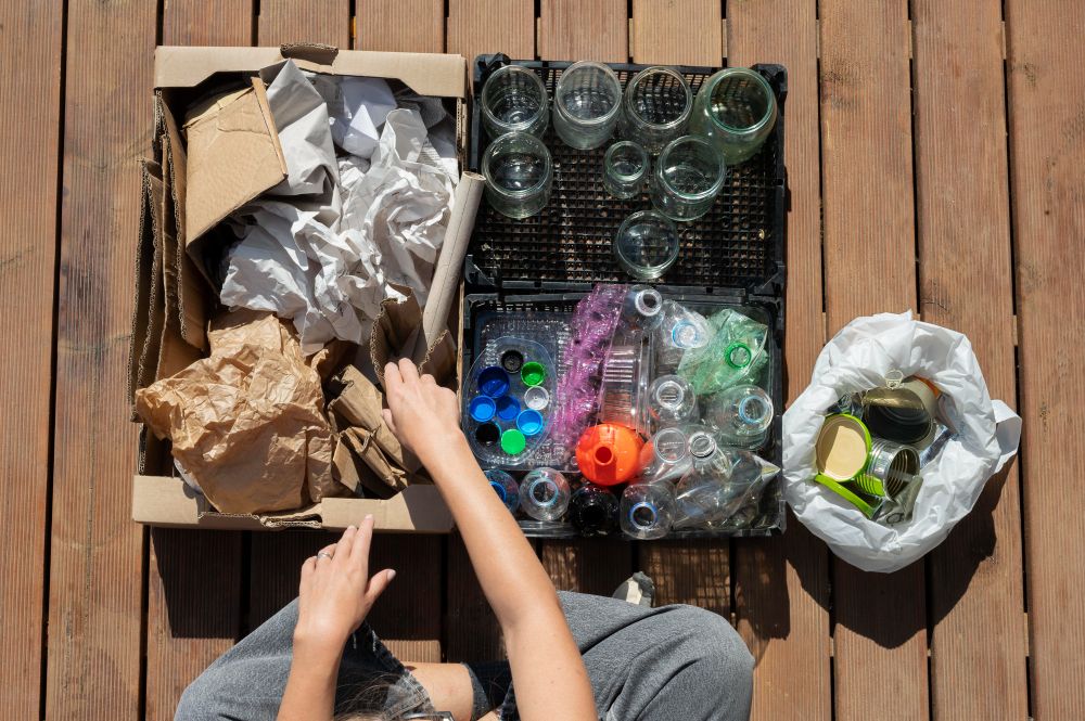 Bisa jadi ide usaha cuan, begini kisah pelaku bisnis mendaur ulang sampah plastik kemasan bekas jadi barang berguna.