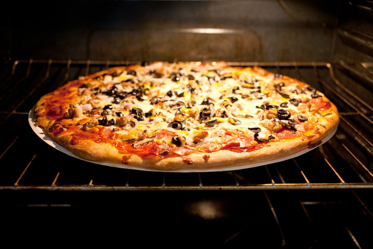 Berikut ini 3 tips memanggang pizza di oven gas atau oven listrik yang ada di rumah, salah satunya taburi tepung kasar di loyang.