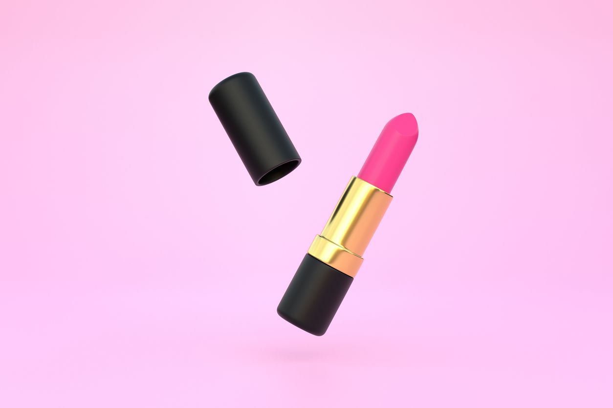 Berikut ini 3 cara mengatasi salah pilih warna lipstik, jangan dibuang karena bisa jadi cream blush hingga concealer, lho. Yuk, simak tipsnya!