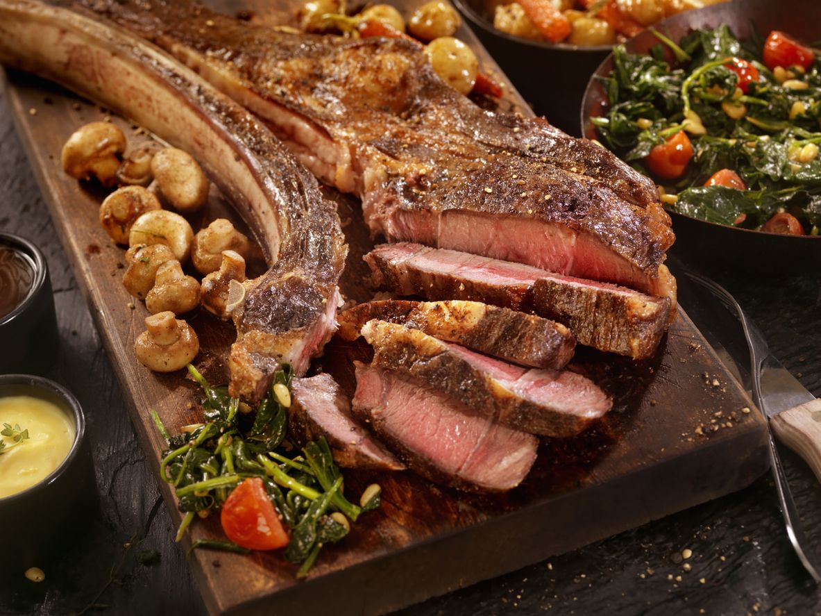 Chef bagikan 3 tips makan steak tomahawk seperti orang Amerika, bisa santap beramai-ramai dan pakai saus.