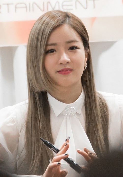 Mulai dari gaya rambut Kpop idol hime cut hingga style Lyodra pakai wastra nusantara. Ini berita terpopuler fashion dan beauty.