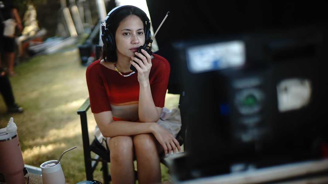 Pevita Pearce mulai debutnya menjadi sutradara series The One. Berikan bocoran jadwal tayang dan pemain.