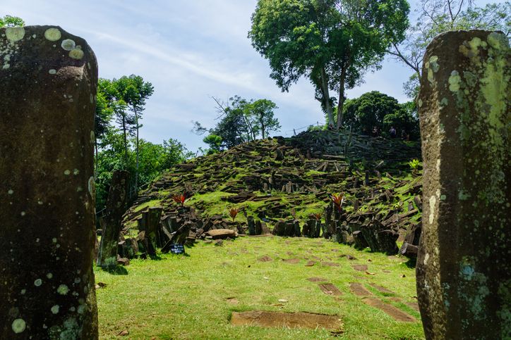 Gunung Padang di Cirebon disebut sebagai piramida tertua di dunia, berikut beberapa hal yang harus kamu tahu.