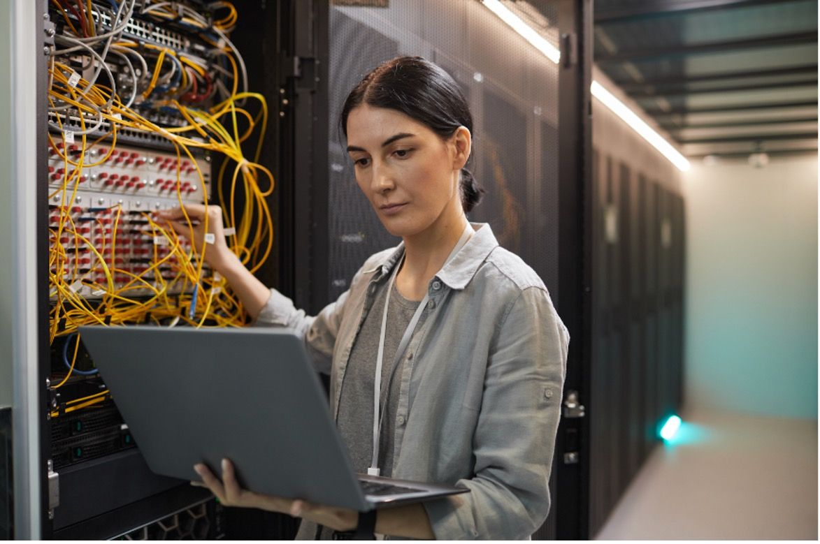 Tak banyak yang tahu bahwa untuk membuka satu situs di web browser, diperlukan dukungan web server untuk penyimpanan hosting maupun VPS