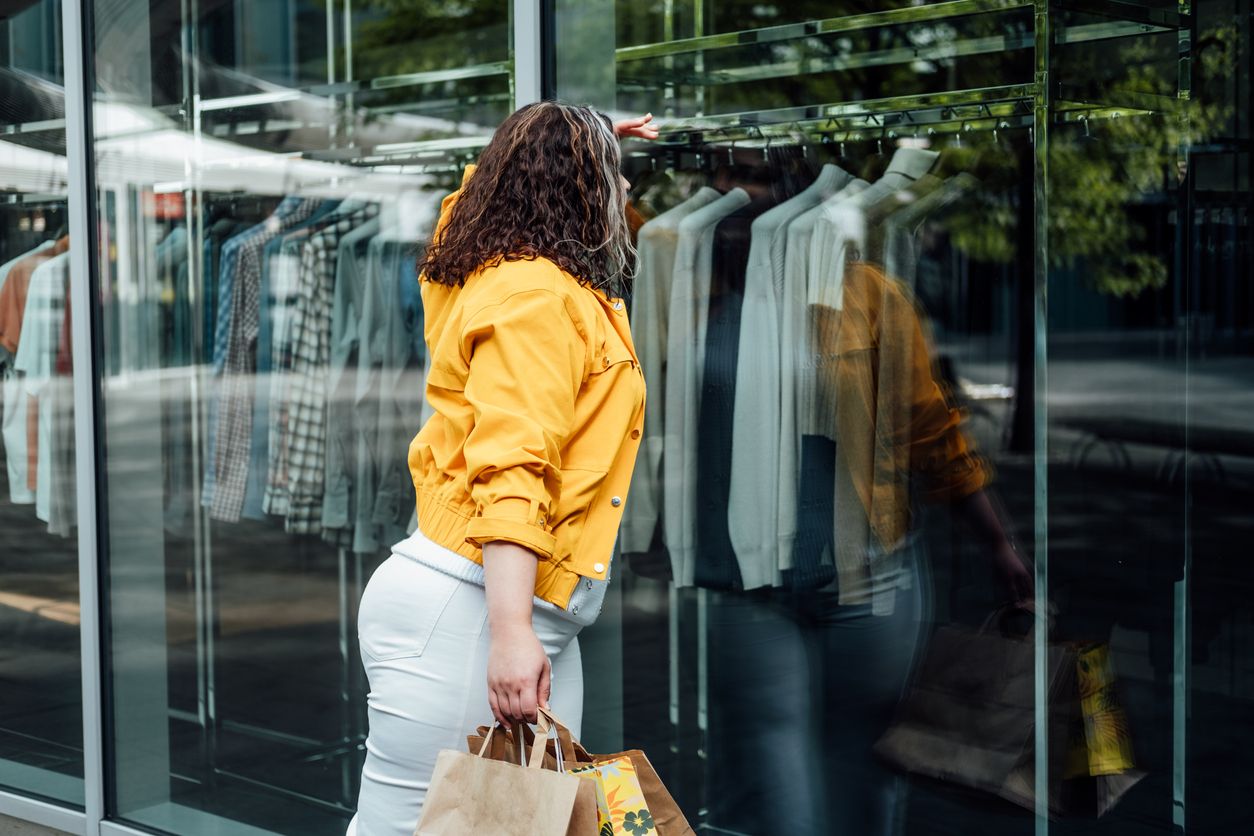 Berikut ini 5 fashion item yang wajib ada di capsule wardrobe plus size, ada jeans hingga rok, simak selengkapnya.