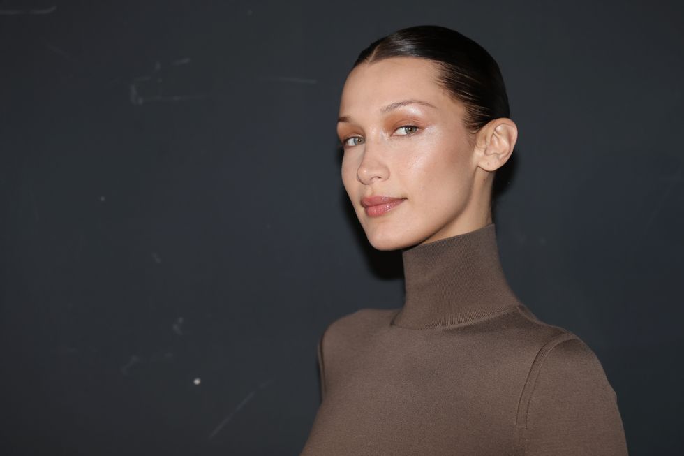Bella Hadid adalah supermodel yang kerap dipuji karena kecantikannya. Ternyata ini tips glowing ala bella Hadid, dari makeup, skincare hingga parfum.
