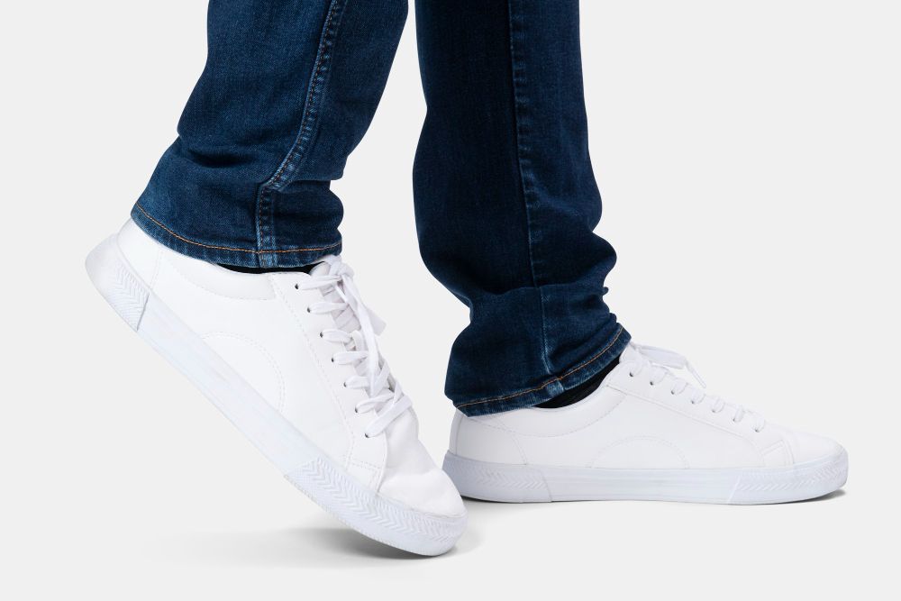 Mengintip tiga rekomendasi sepatu pria di Lazada dengan harga cuma Rp100 ribuan yang bisa jadi kado di Hari Ayah Nasional.