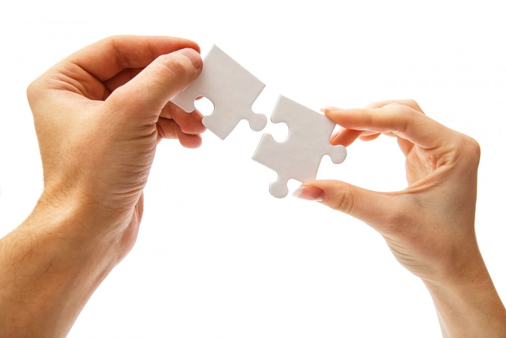 Mengenal perbedaan committed relationship dengan serious relationship yang sama-sama mengedepankan komitmen.