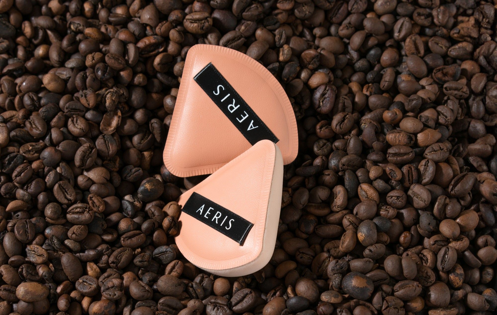 Puff makeup bisa berfungsi untuk meratakan riasan lebih cepat dan hasilnya tahan lama. Ini dia rekomendasinya dari Aeris Beaute.