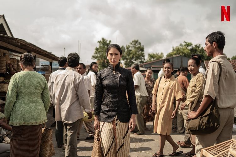 Berikut ini rekomendasi kebaya janggan hitam seperti yang dipakai Dian Sastro sebagai Jeng Yang atau Dasiyah di serial Gadis Kretek.