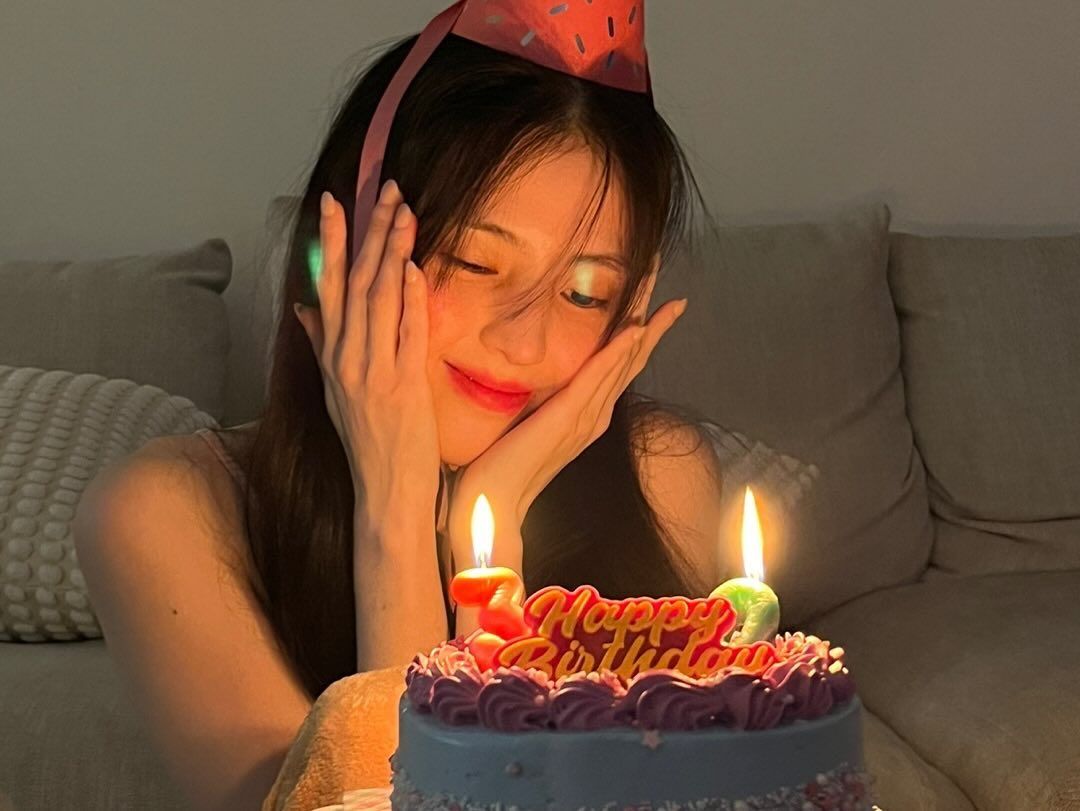 Han So Hee akan berulang tahun ke-28 pada 18 November. Di usianya yang beranjak kepala 3, ia tetap terlihat awet muda. Ini tips perawatan kulitnya.