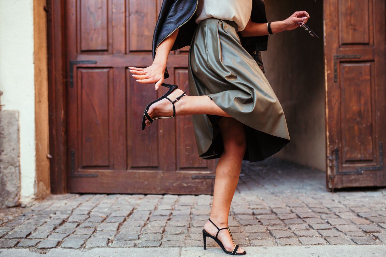 Berikut ini 3 jenis rok yang sedang tren bagi para fashion enthusiast, mulai dari cargo denim skirt hingga satin skirt.